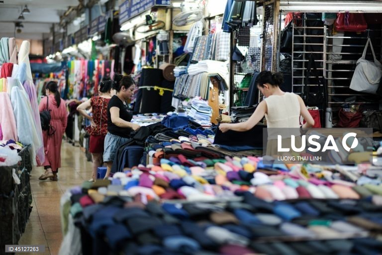 Vietname: Mercado de têxteis em Hanoi