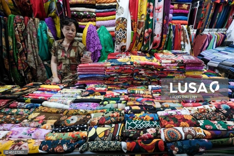Vietname: Mercado de têxteis em Hanoi