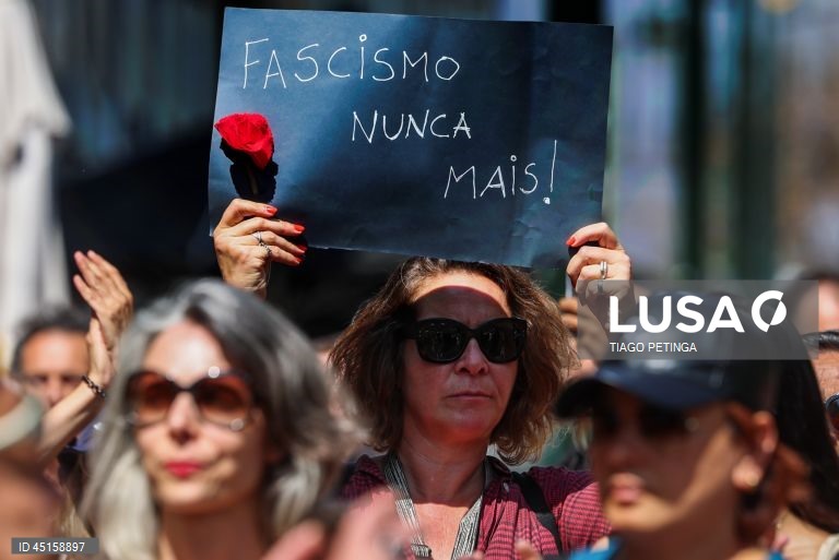 Concentração “Não queremos viver num país do medo” junto ao Teatro "A Barraca"
