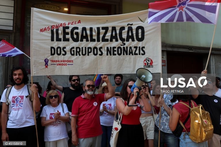 Concentração “Não queremos viver num país do medo” junto ao Teatro "A Barraca"
