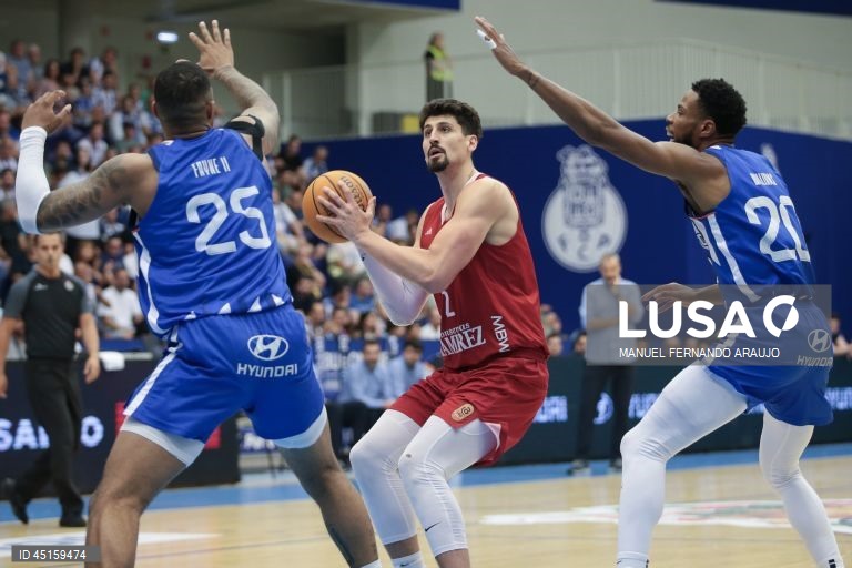 Benfica tetracampeão de basquetebol ao vencer FC Porto no Dragão Arena