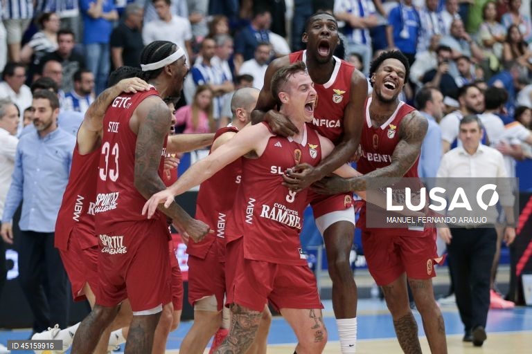 Benfica tetracampeão de basquetebol ao vencer FC Porto no Dragão Arena