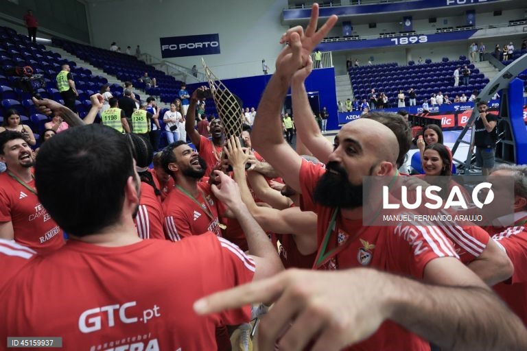 Benfica tetracampeão de basquetebol ao vencer FC Porto no Dragão Arena