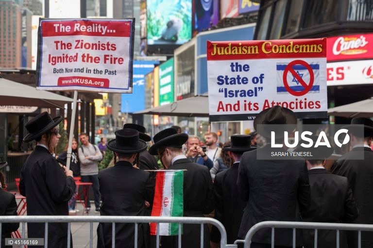 EUA: Judeus ultra-ortodoxos protestam em Nova Iorque contra o ataque de Israel ao Irão