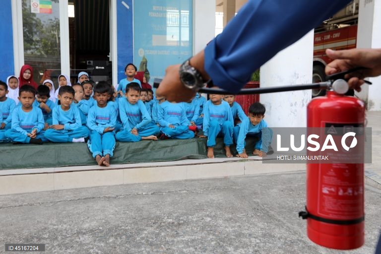 Indonésia: Crianças assistem a uma simulação de incêndio em Banda Aceh