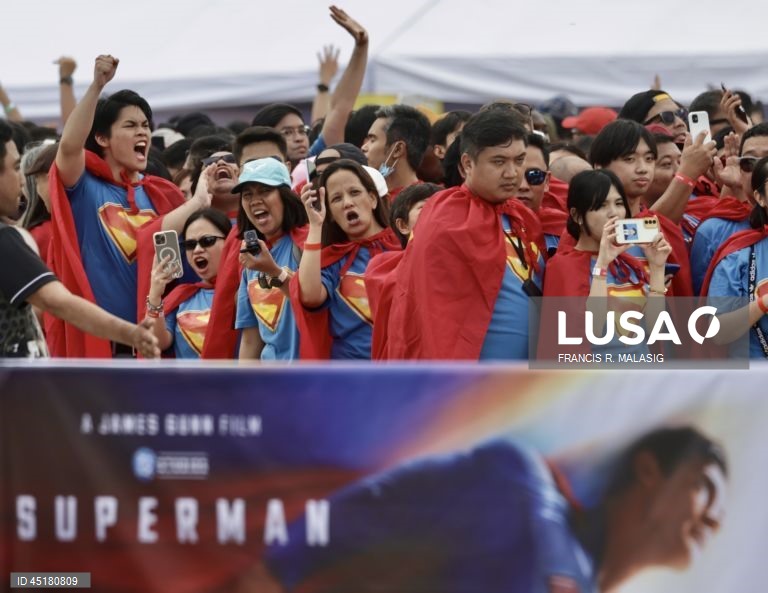Filipinas: Fãs vestem fantasias do Super-Homem durante o 'Superman Look Up Fan Meet' em Manila.