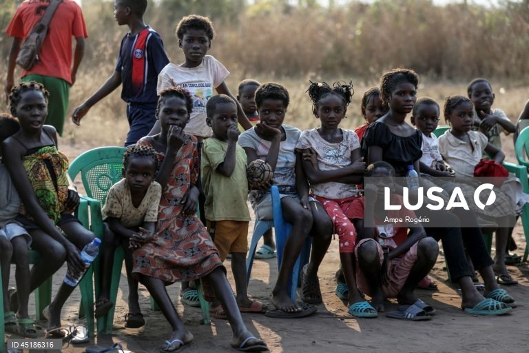 Refugiados congoleses fugiram da guerra há sete anos e estabeleceram-se no Lóvua, no nordeste de Angola, em busca de paz, mas enfrentam agora um futuro incerto e sem conseguir integrar-se plenamente na sociedade por falta de documentação, 19 de junho de 2025. (ACOMPANHA TEXTO DA LUSA DO DIA 20 DE JUNHO DE 2025).  AMPE ROGERIO/LUSA