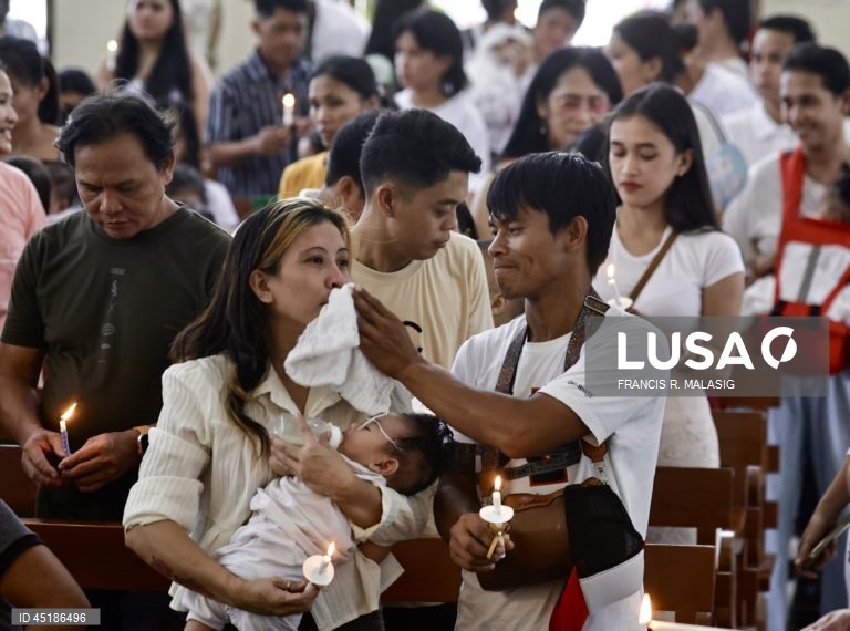 Filipinas: Cerimónia de batismo em massa para crianças na cidade de Bacoor