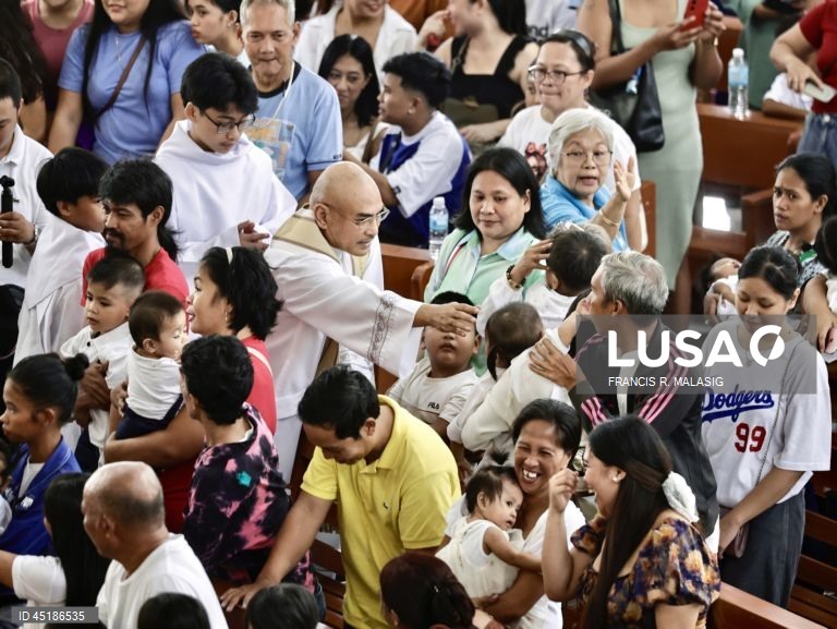 Filipinas: Cerimónia de batismo em massa para crianças na cidade de Bacoor