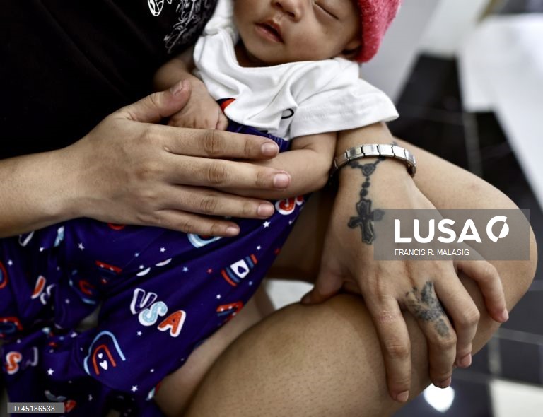 Filipinas: Cerimónia de batismo em massa para crianças na cidade de Bacoor
