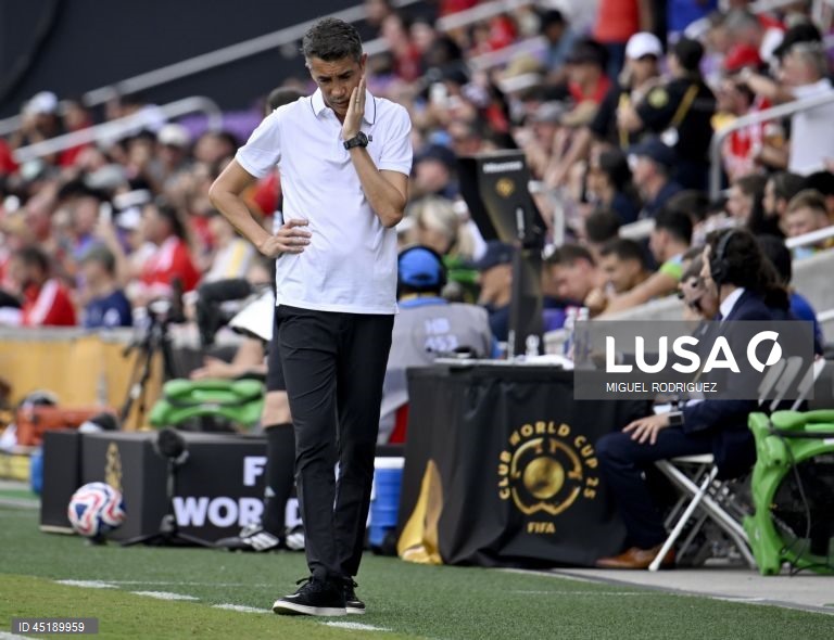 O Benfica goleou hoje os neozelandeses do Auckland City por 6-0, assumindo, à condição, a liderança do Grupo C do Mundial de clubes de futebol, em encontro disputado em Orlando, nos Estados Unidos.