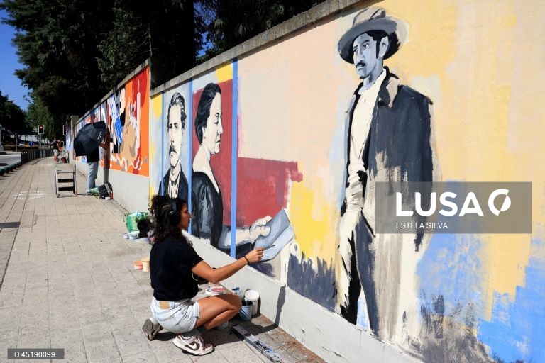 O muro da sede da Comissão de Coordenação e Desenvolvimento Regional do Norte (CCDR-N), no Porto, está a ser pintado coletivamente para celebrar o bicentenário de Camilo Castelo Branco, 20 de junho de 2025. Com curadoria de Frederico Draw, o mural pretende ser “uma leitura visual e coletiva de 13 das obras mais marcantes do escritor”. ESTELA SILVA/LUSA
