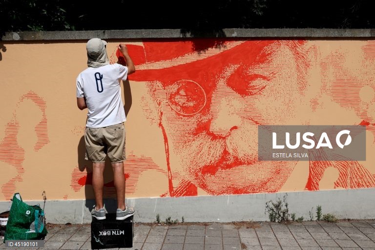 O muro da sede da Comissão de Coordenação e Desenvolvimento Regional do Norte (CCDR-N), no Porto, está a ser pintado coletivamente para celebrar o bicentenário de Camilo Castelo Branco, 20 de junho de 2025. Com curadoria de Frederico Draw, o mural pretende ser “uma leitura visual e coletiva de 13 das obras mais marcantes do escritor”. ESTELA SILVA/LUSA
