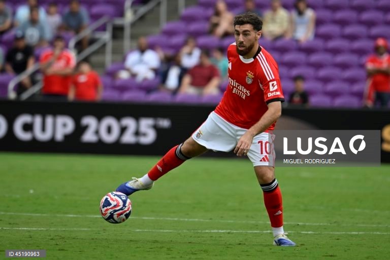 O Benfica goleou hoje os neozelandeses do Auckland City por 6-0, assumindo, à condição, a liderança do Grupo C do Mundial de clubes de futebol, em encontro disputado em Orlando, nos Estados Unidos.