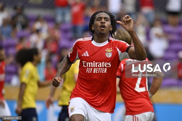 O Benfica goleou hoje os neozelandeses do Auckland City por 6-0, assumindo, à condição, a liderança do Grupo C do Mundial de clubes de futebol, em encontro disputado em Orlando, nos Estados Unidos.