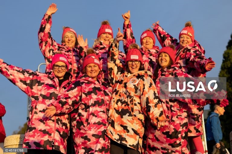 Hobart: Nadadores nus juntam-se à tradição do solstício de inverno no festival Dark Mofo