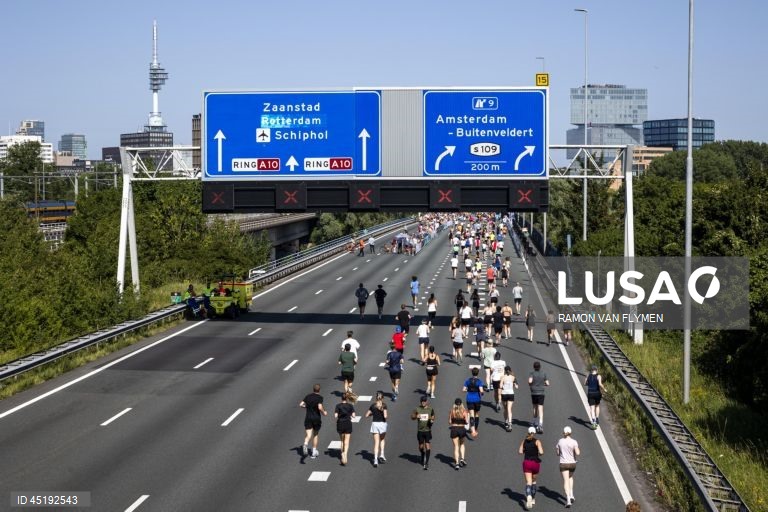 Celebrações do 750º aniversário de Amesterdão numa estrada sem carros