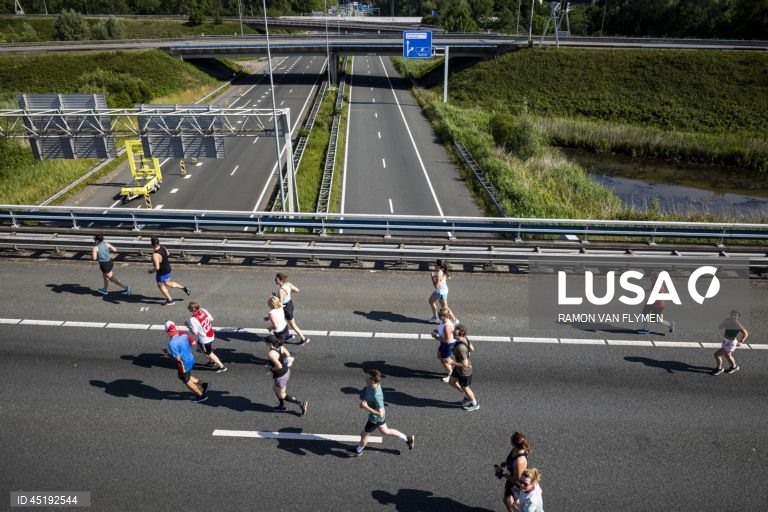 Celebrações do 750º aniversário de Amesterdão numa estrada sem carros