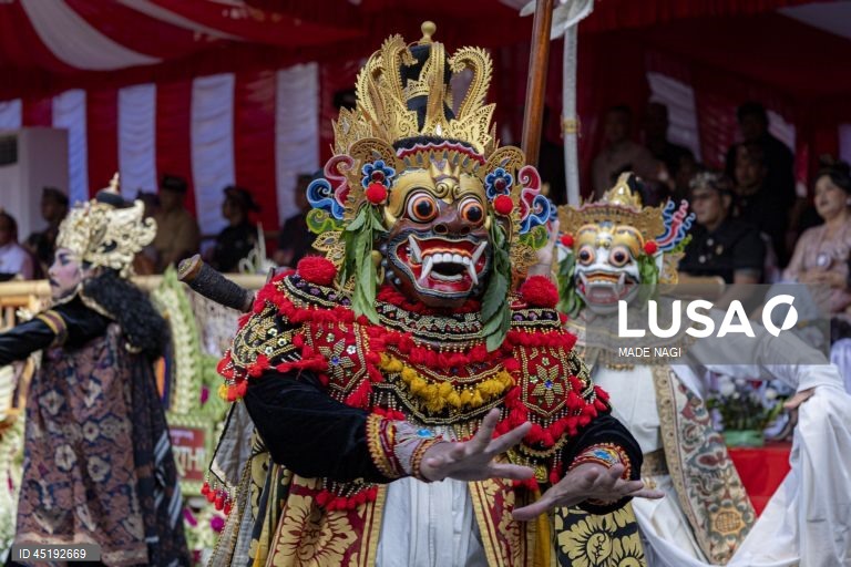 Desfile de abertura do Festival de Arte de Bali em Denpasar