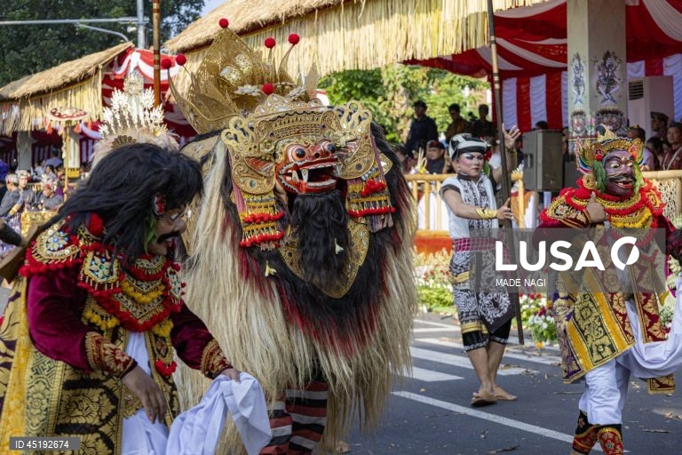 Desfile de abertura do Festival de Arte de Bali em Denpasar