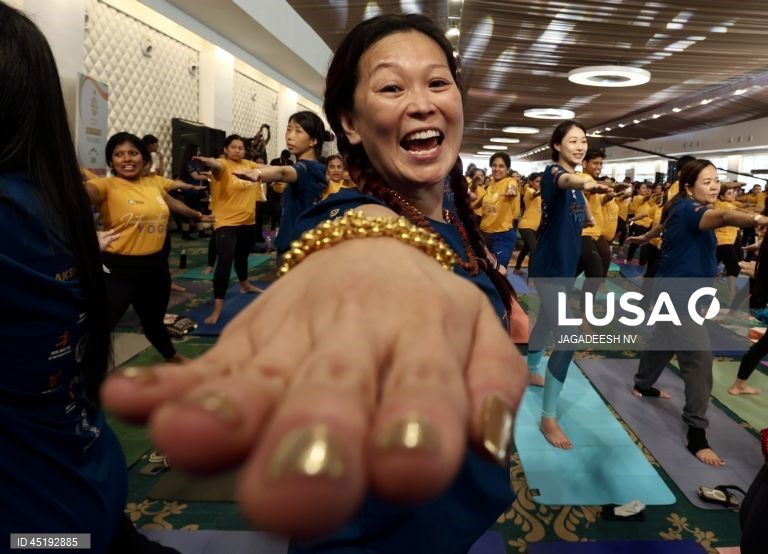 Bangalore: Tentativa de recorde mundial do Guinness no Dia Internacional do Yoga.