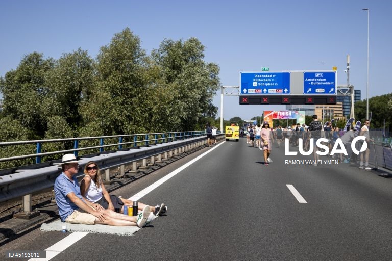 Celebrações do 750º aniversário de Amesterdão numa estrada sem carros