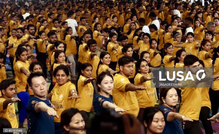 Bangalore: Tentativa de recorde mundial do Guinness no Dia Internacional do Yoga.