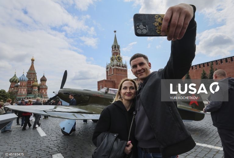 Museu ao ar livre dedicado ao 80º aniversário do Desfile da Vitória na Praça Vermelha em Moscovo.