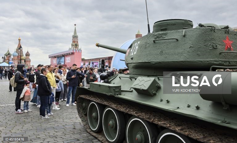 Museu ao ar livre dedicado ao 80º aniversário do Desfile da Vitória na Praça Vermelha em Moscovo.