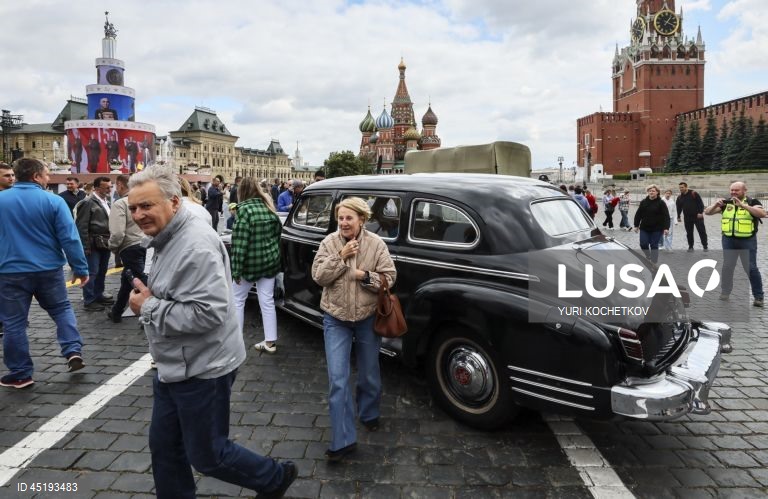 Museu ao ar livre dedicado ao 80º aniversário do Desfile da Vitória na Praça Vermelha em Moscovo.