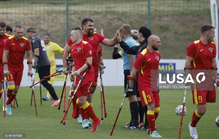 Jogadores amputados em ação durante uma partida do torneio beneficente de futebol "My Match for Heroes 2.0", no Estádio Bannikov, em Kiev, Ucrânia