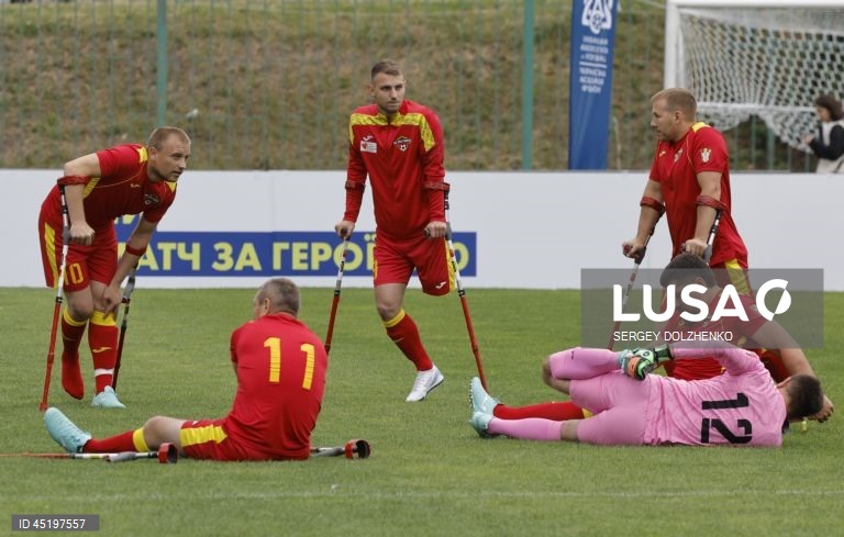 Jogadores amputados em ação durante uma partida do torneio beneficente de futebol "My Match for Heroes 2.0", no Estádio Bannikov, em Kiev, Ucrânia