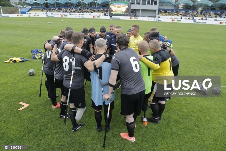 Jogadores amputados em ação durante uma partida do torneio beneficente de futebol "My Match for Heroes 2.0", no Estádio Bannikov, em Kiev, Ucrânia