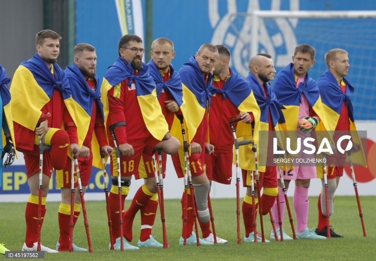 Jogadores amputados em ação durante uma partida do torneio beneficente de futebol "My Match for Heroes 2.0", no Estádio Bannikov, em Kiev, Ucrânia