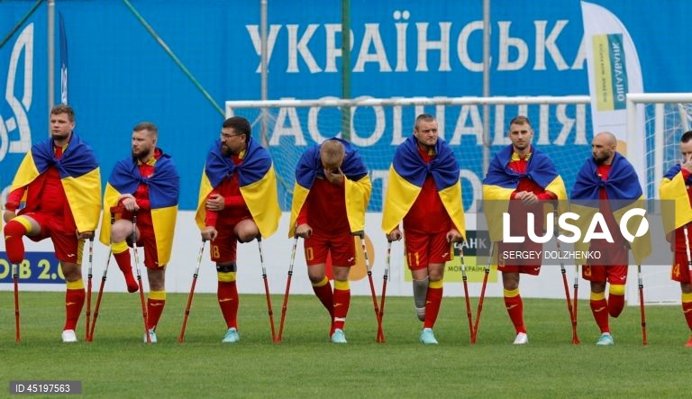 Jogadores amputados em ação durante uma partida do torneio beneficente de futebol "My Match for Heroes 2.0", no Estádio Bannikov, em Kiev, Ucrânia