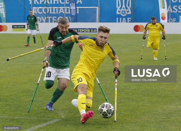 Jogadores amputados em ação durante uma partida do torneio beneficente de futebol "My Match for Heroes 2.0", no Estádio Bannikov, em Kiev, Ucrânia