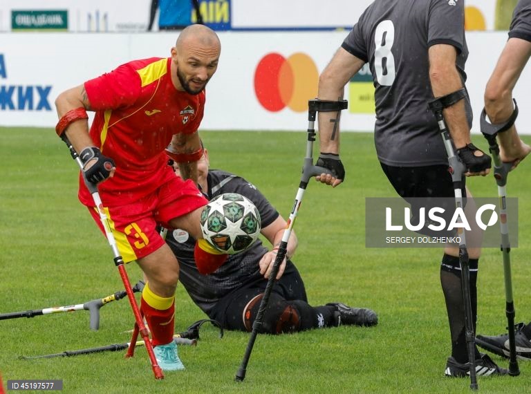 Jogadores amputados em ação durante uma partida do torneio beneficente de futebol "My Match for Heroes 2.0", no Estádio Bannikov, em Kiev, Ucrânia