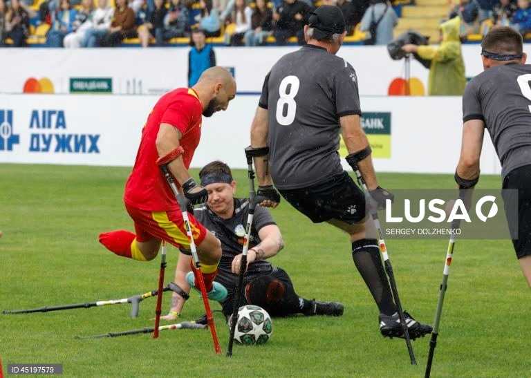Jogadores amputados em ação durante uma partida do torneio beneficente de futebol "My Match for Heroes 2.0", no Estádio Bannikov, em Kiev, Ucrânia