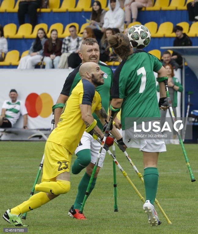 Jogadores amputados em ação durante uma partida do torneio beneficente de futebol "My Match for Heroes 2.0", no Estádio Bannikov, em Kiev, Ucrânia