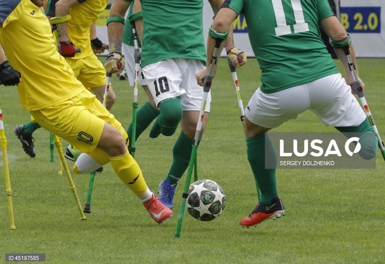 Jogadores amputados em ação durante uma partida do torneio beneficente de futebol "My Match for Heroes 2.0", no Estádio Bannikov, em Kiev, Ucrânia
