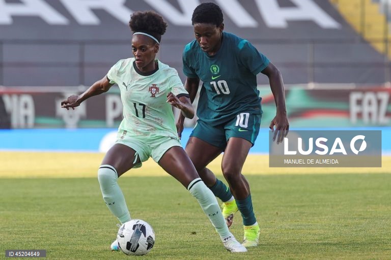 A jogadora da Seleção Nacional de Portugal Diana Silva (E) disputa a bola com a Christy Uchdeibe (D) da Seleção Nacional da Nigéria, durante o jogo de preparação para o Campeonato da Europa 2025 feminino,  no estádio José Gomes, na Amadora, Lisboa, 23 de junho de 2025, MANUEL DE ALMEIDA/LUSA
