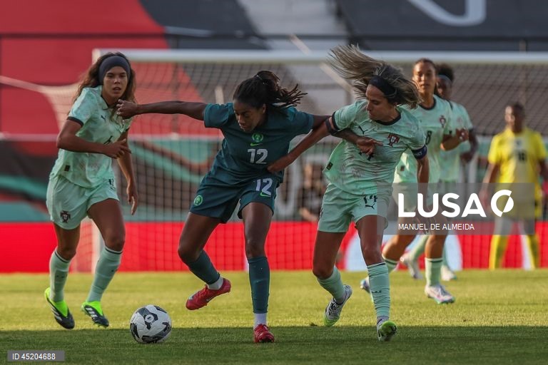 A jogadora da Seleção Nacional de Portugal Dolores Silva (E) disputa a bola com a Jennifer Echegini (C) da Seleção Nacional da Nigéria, durante o jogo de preparação para o Campeonato da Europa 2025 feminino,  no estádio José Gomes, na Amadora, Lisboa, 23 de junho de 2025, MANUEL DE ALMEIDA/LUSA