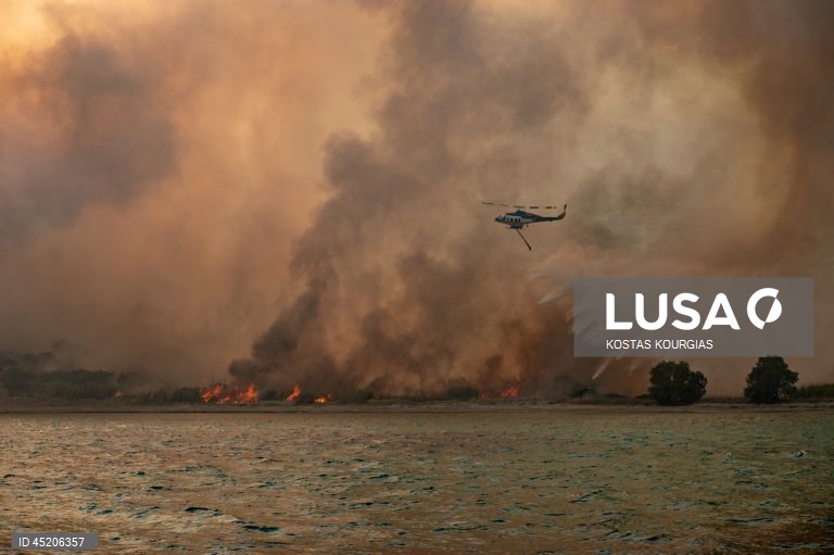 Grécia: Incêndio florestal continua a arder na ilha de Chios