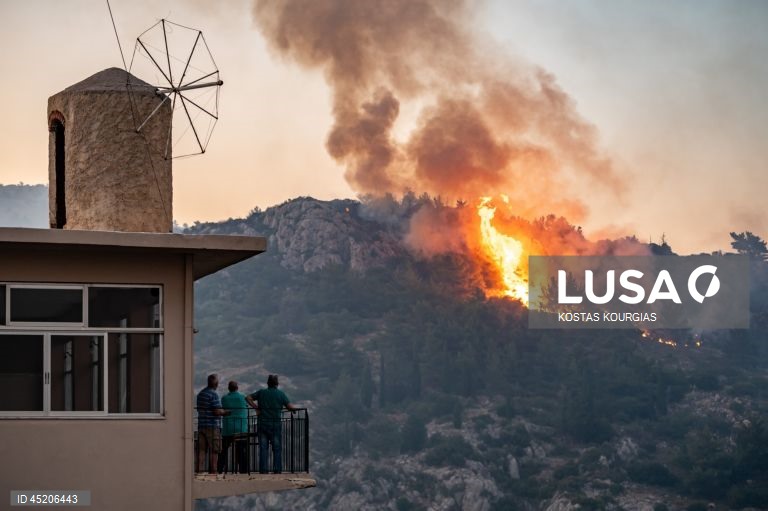 Grécia: Incêndio florestal continua a arder na ilha de Chios