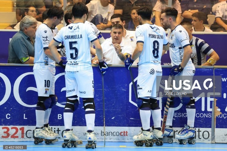 Rui Neto (C) treinador do Óquei de Barcelos reage durante o 4.º jogo do Campeonato Nacional Hóquei em patins contra o FC Porto, Barcelos, 25 de junho de 2025. JOSÉ COELHO/LUSA