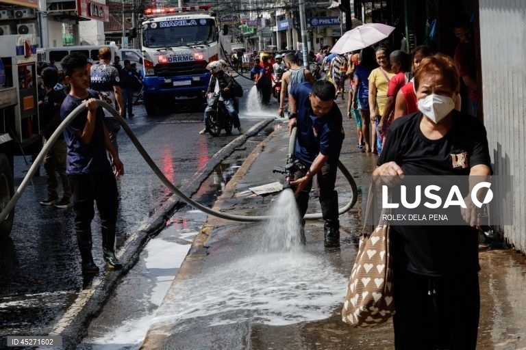 O presidente da Câmara de Manila ordenou a intensificação da recolha de resíduos e das operações de limpeza dos cursos de água, canais e zonas povoadas, depois de ter declarado uma emergência sanitária logo na sua primeira semana como chefe da cidade recém-eleito.  