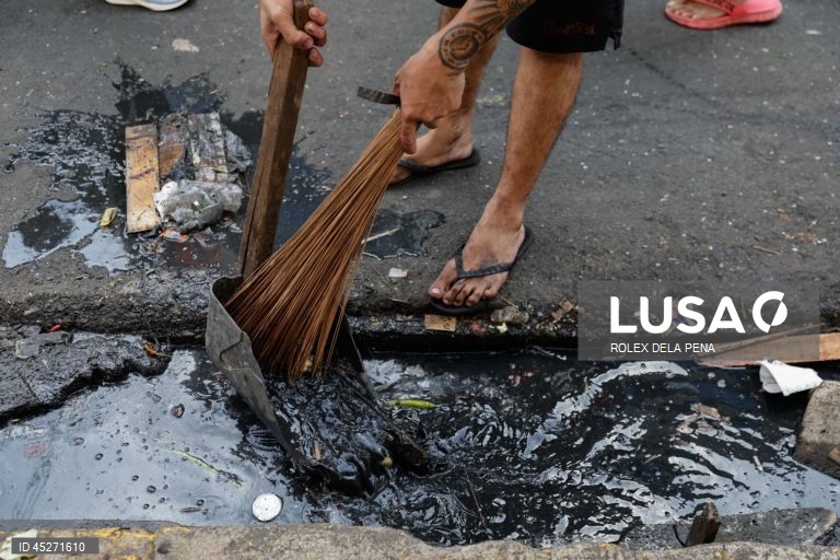 O presidente da Câmara de Manila ordenou a intensificação da recolha de resíduos e das operações de limpeza dos cursos de água, canais e zonas povoadas, depois de ter declarado uma emergência sanitária logo na sua primeira semana como chefe da cidade recém-eleito.  