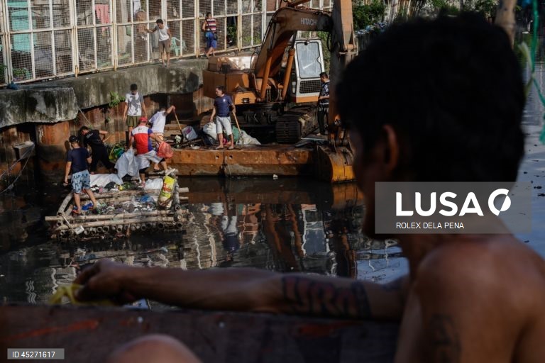 O presidente da Câmara de Manila ordenou a intensificação da recolha de resíduos e das operações de limpeza dos cursos de água, canais e zonas povoadas, depois de ter declarado uma emergência sanitária logo na sua primeira semana como chefe da cidade recém-eleito.  