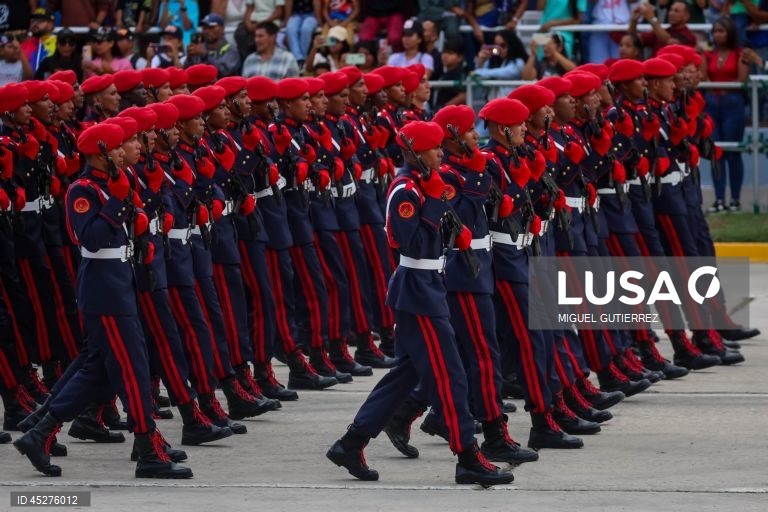 Desfile durante as comemorações do 214.º aniversário da independência da Venezuela em Caracas, Venezuela. A Assembleia Nacional da Venezuela dedicou o Dia da Independência do país às mães e avós dos 18 menores que Caracas denuncia como “raptados” nos Estados Unidos, depois de afirmar que os seus pais foram deportados para o país das Caraíbas.