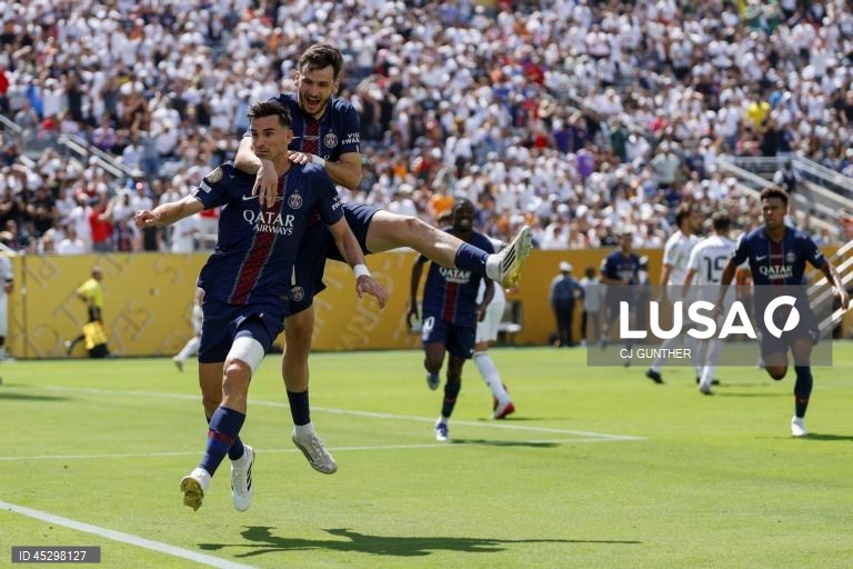 Os franceses do Paris Saint-Germain, campeões europeus em título, qualificaram-se hoje para a final do renovado Mundial de clubes de futebol, ao golear os espanhóis do Real Madrid por 4-0, marcando encontro com Chelsea.